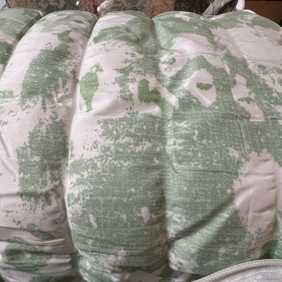 King Size Comforter, 2 king size pillow shams, green and white, new in bag - Picture 6 of 6